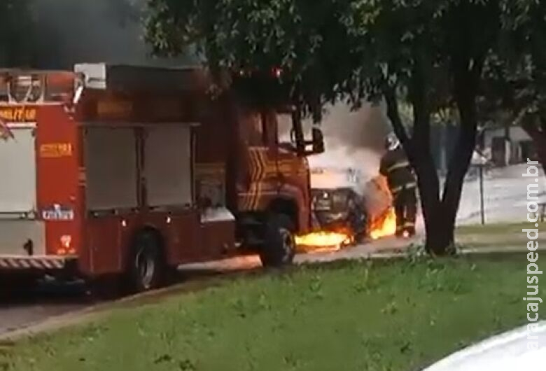 Populares acionam bombeiros após encontrarem veículo em chamas na Vila Rosa Populares acionam bombeiros após encontrarem veículo em chamas na Vila Rosa