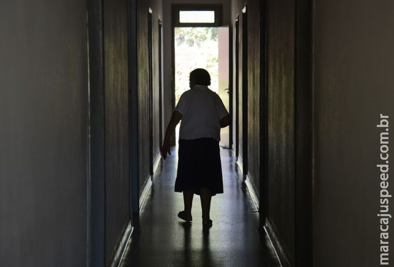 Projeto estende o auxílio-acompanhante a todos os tipos de aposentadoria