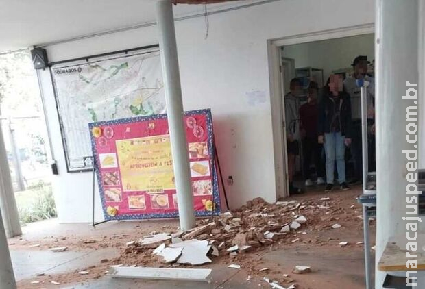 Teto de escola desaba e parte de alunos precisam ser remanejados em Dourados