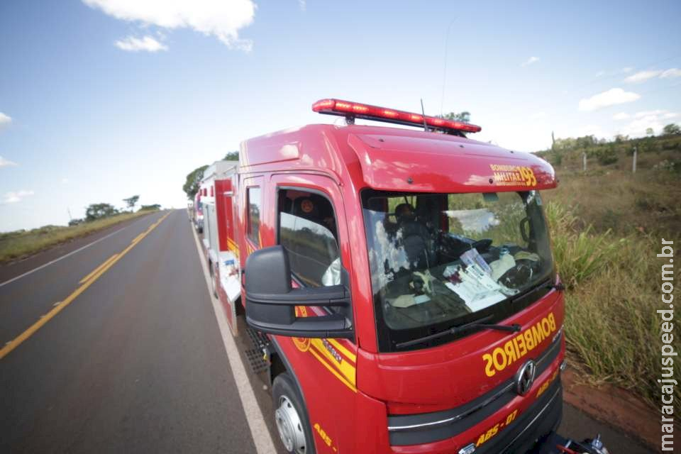 Acidente entre carro e carreta deixa casal ferido e motorista preso às ferragens na BR-262 Acidente entre carro e carreta deixa casal ferido e motorista preso às ferragens na BR-262