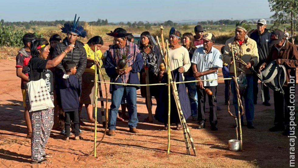 Aldeia onde famílias vivem sem escola e água potável é alvo de 