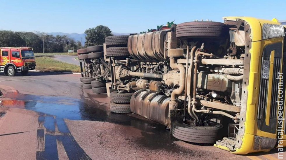 Ao fazer curva, carreta com máquina agrícola tomba em Anel Viário de Corumbá Ao fazer curva, carreta com máquina agrícola tomba em Anel Viário de Corumbá