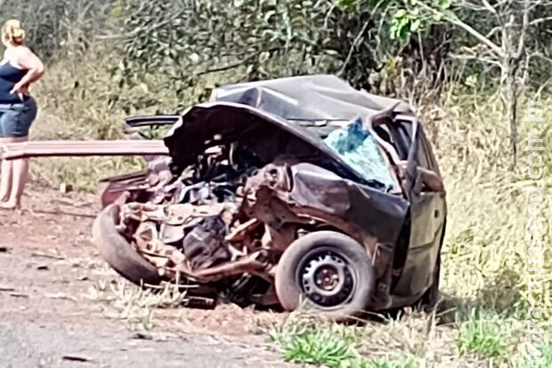 Caminhão esmaga veículo e deixa vítimas presa às ferragens na BR-262 Caminhão esmaga veículo e deixa vítimas presa às ferragens na BR-262