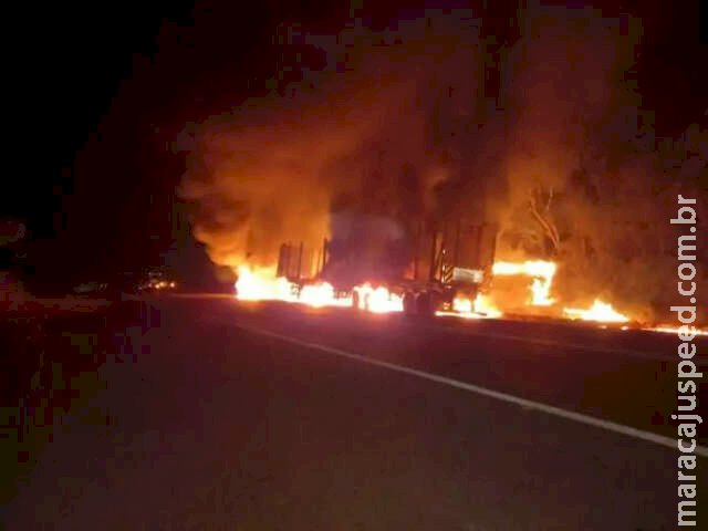 Carreta carregada com toras de eucalipto pega fogo na MS-112 Carreta carregada com toras de eucalipto pega fogo na MS-112