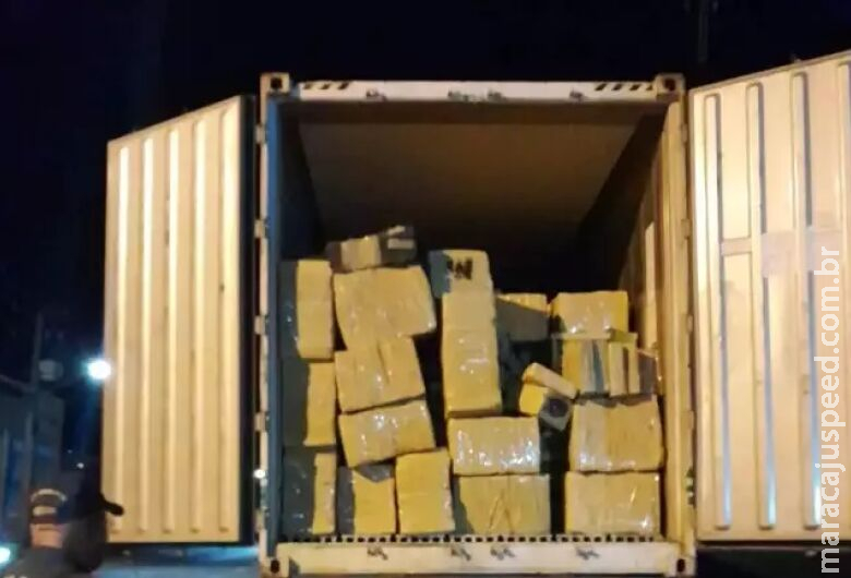 Casal estaciona caminhão cheio de maconha em frente a quartel Casal estaciona caminhão cheio de maconha em frente a quartel