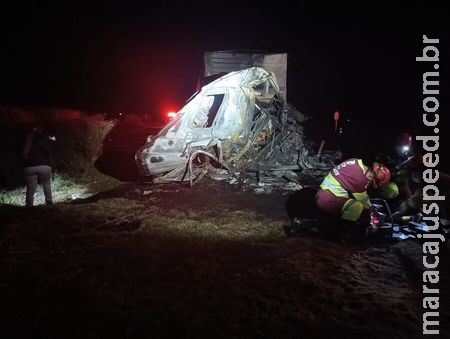 Duas pessoas morrem carbonizadas após colisão entre carretas na BR-163