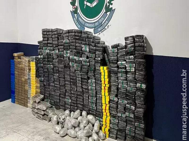 Dupla abandona camionete carregada com R$ 2 milhões em drogas Dupla abandona camionete carregada com R$ 2 milhões em drogas