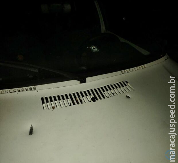 Homem é baleado no peito e na cabeça dentro de carro em Coxim Homem é baleado no peito e na cabeça dentro de carro em Coxim
