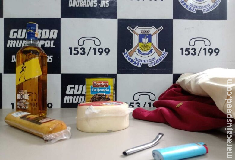 Homem é detido furtando bebida, queijos e feijoada em mercado Homem é detido furtando bebida, queijos e feijoada em mercado