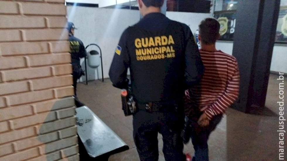 Homem furta carro do pai, tenta fugir da polícia pelas ruas de Dourados, mas é preso Homem furta carro do pai, tenta fugir da polícia pelas ruas de Dourados, mas é preso