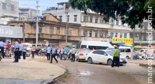 Homem invade jardim de infância, avança com faca contra crianças e mata seis na China Homem invade jardim de infância, avança com faca contra crianças e mata seis na China