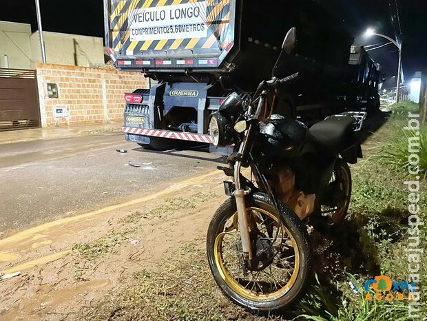 Homem sofre traumatismo craniano ao bater moto na traseira de caminhão em Coxim Homem sofre traumatismo craniano ao bater moto na traseira de caminhão em Coxim