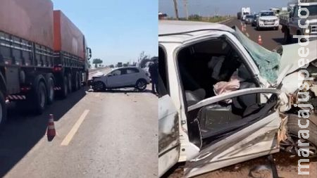 Idosa dorme e bate carro em caminhão parado na BR-060 