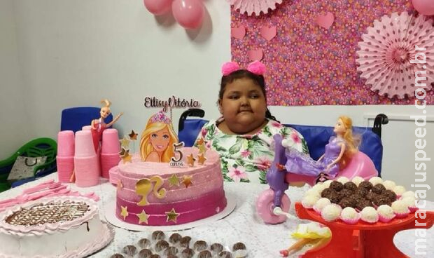 Internada desde maio, Ellisy Vitória ganha festa de aniversário no hospital