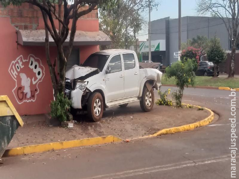 Maracaju: Caminhão Munck de empresa terceirizada da Energiza, destrói caminhonete Hilux na Av. Marechal Floriano