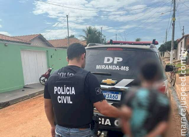 Moradora chega em casa e encontra desconhecido morto a facadas no sofá Moradora chega em casa e encontra desconhecido morto a facadas no sofá