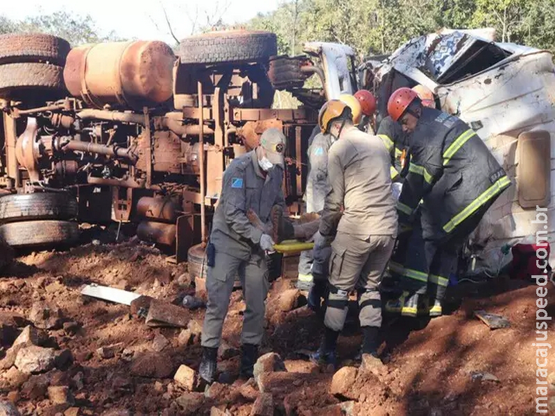 Morre motorista de caminhão carregado de pedras que capotou Morre motorista de caminhão carregado de pedras que capotou