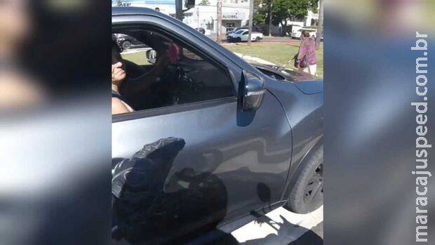 Motociclista viraliza com ajuda a deficiente visual na Afonso Pena (vídeo)