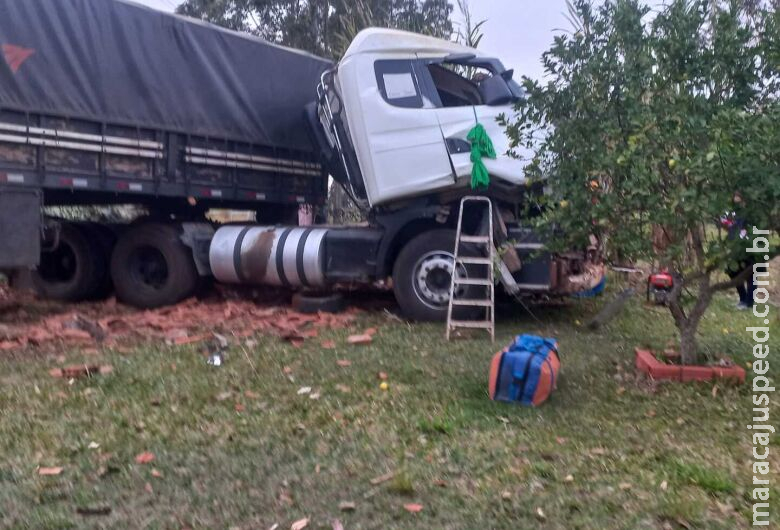 Motorista de caminhão fica preso às ferragens após acidente na MS-164