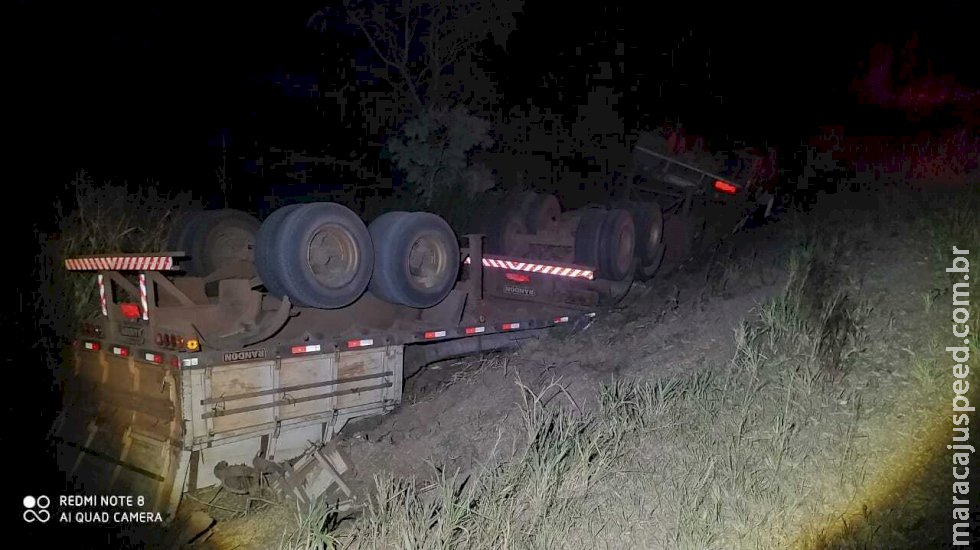 Motorista desvia de buraco e carreta com soja capota na BR-267