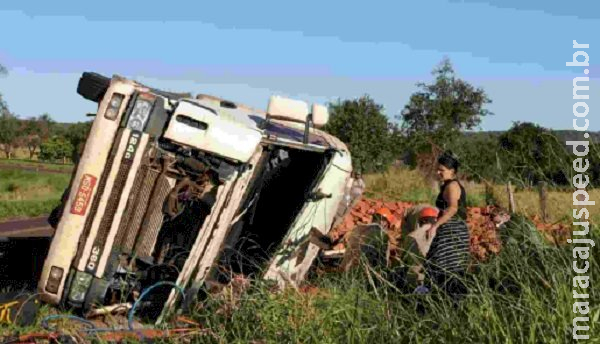 Motorista fica preso após caminhão tombar com tijolos e é socorrido em estado grave na MS-080