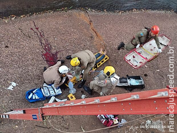 Mulher é encontrada ferida dentro de córrego em Campo Grande Mulher é encontrada ferida dentro de córrego em Campo Grande