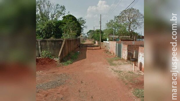 Mulher foge, xinga policiais de malditos e derruba droga no chão no Itamaracá Mulher foge, xinga policiais de malditos e derruba droga no chão no Itamaracá