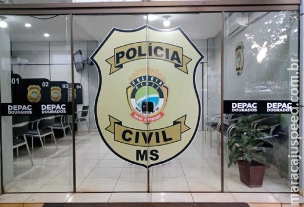 Mulher vai presa após atacar viatura e desacatar policiais em Dourados Mulher vai presa após atacar viatura e desacatar policiais em Dourados