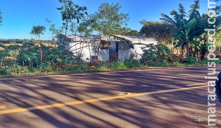Novos barracos e material deixado às margens da MS 162 sinaliza possível invasão futura do MST entre Sidrolândia e o Distrito do Quebra Coco Novos barracos e material deixado às margens da MS 162 sinaliza possível invasão futura do MST entre Sidrolândia e o Distrito do Quebra Coco