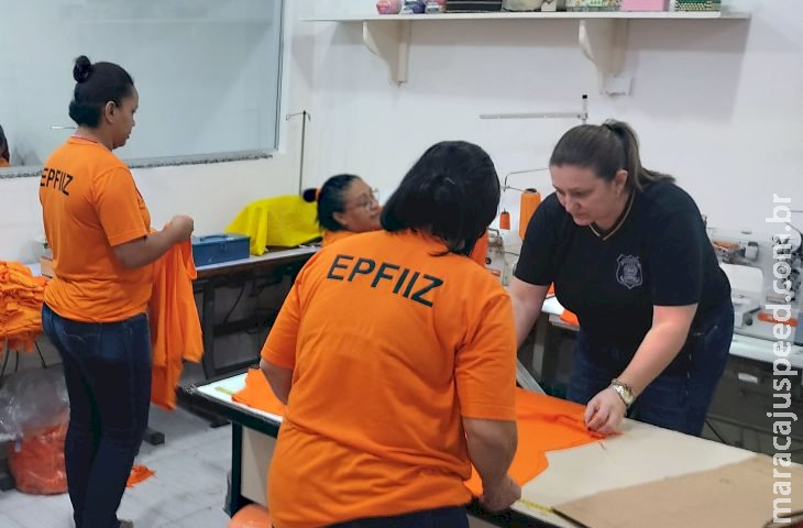 Oficina de costura em presídio ocupa e profissionaliza detentas com a produção dos próprios uniformes