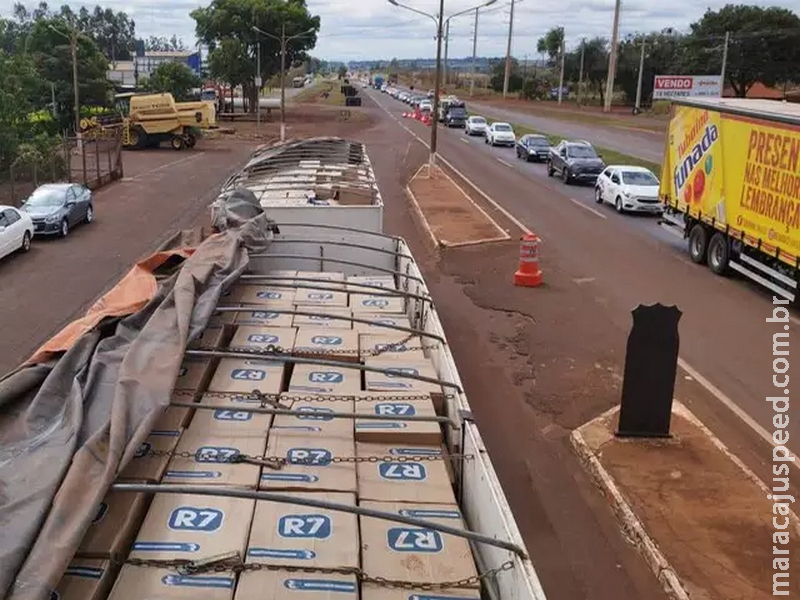 Polícia apreende carreta com 50 mil pacotes de cigarro paraguaio na BR-163 Polícia apreende carreta com 50 mil pacotes de cigarro paraguaio na BR-163