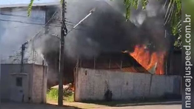 AGORA: Empresa de embalagens é destruída por incêndio em Campo Grande