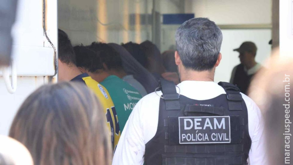 Alvo que tentou fugir de operação foi encontrado escondido embaixo de carro; 26 foram presos  