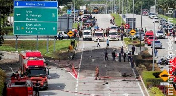 Avião cai em rodovia na Malásia, bate em veículos e deixa pelo menos 10 mortos Avião cai em rodovia na Malásia, bate em veículos e deixa pelo menos 10 mortos