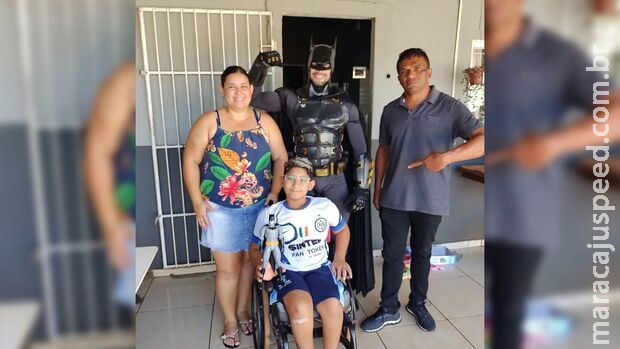 Batman atende apelo, faz visita a menino cadeirante e entrega brinquedo dos sonhos