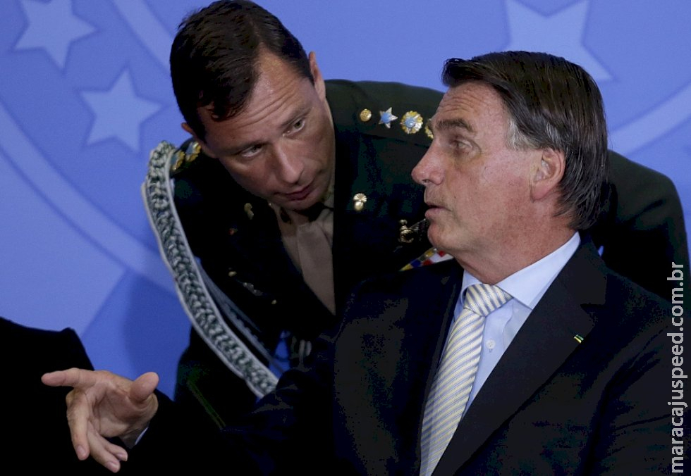 Bolsonaro diz que prisões de ex-ajudantes tentam atingi-lo e forçar delação premiada Bolsonaro diz que prisões de ex-ajudantes tentam atingi-lo e forçar delação premiada