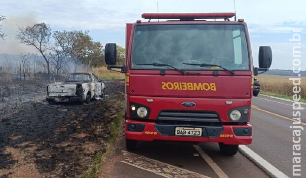 Caminhonete sofre pane e é consumida pelo fogo na BR-267 em Nova Andradina