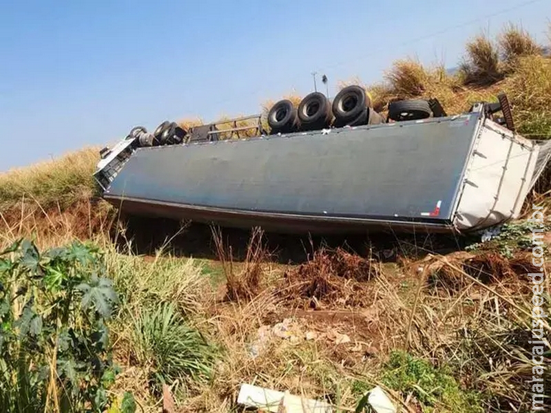 Carreta com algodão tomba e é abandonada às margens de rodovia