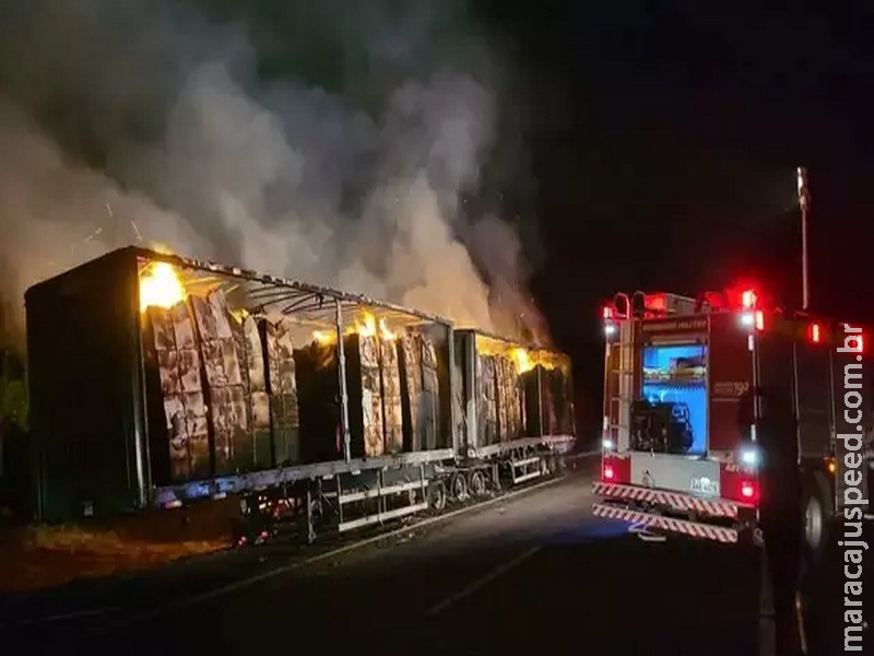 Carreta com celulose é tomada pelo fogo em rodovia