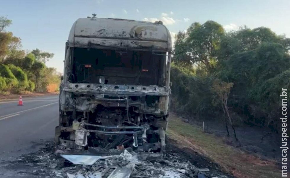 Carreta pega fogo após curto-circuito e cabine fica destruída na BR-163