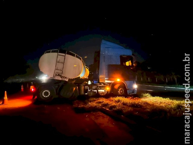 Carreta-tanque fica presa em vala ao desviar de ciclista na MS-134 entre Nova Andradina e Batayporã