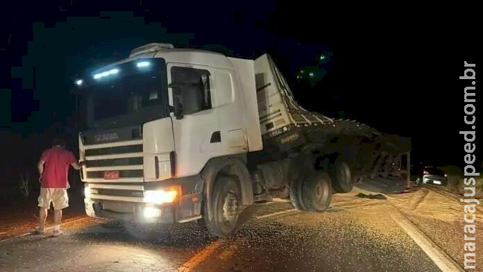 Carreta tomba, carga de grãos fica na pista e interdita trecho da BR-262