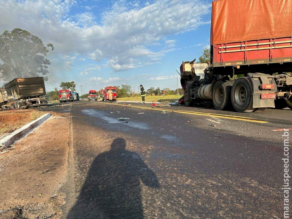 Carretas colidem, uma pega fogo e motorista é socorrido em estado grave