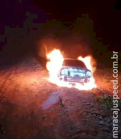 Carro usado em assassinato de mulher é incendiado na fronteira Carro usado em assassinato de mulher é incendiado na fronteira