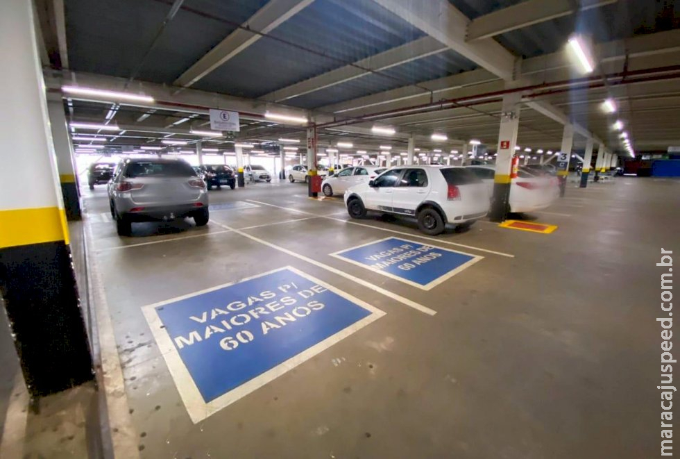 Cliente morre em estacionamento de mercado após sofrer uma parada cardíaca Cliente morre em estacionamento de mercado após sofrer uma parada cardíaca