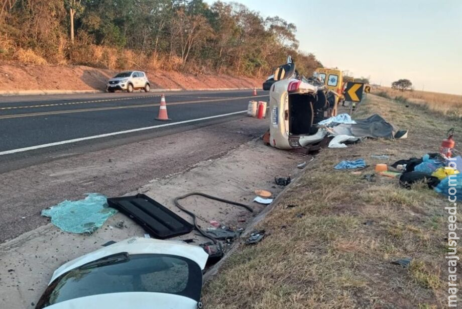 Colisão entre carro e carreta mata duas pessoas e deixa duas feridas