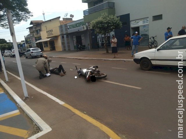 Colisão entre carro e moto no centro de Caarapó deixa motociclista ferido