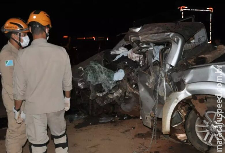 Colisão frontal entre caminhonete e carreta deixa uma pessoa morta Colisão frontal entre caminhonete e carreta deixa uma pessoa morta