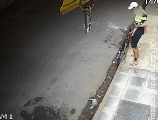 De tornozeleira e com bebê no colo, homem furta bicicleta e vai preso no DF