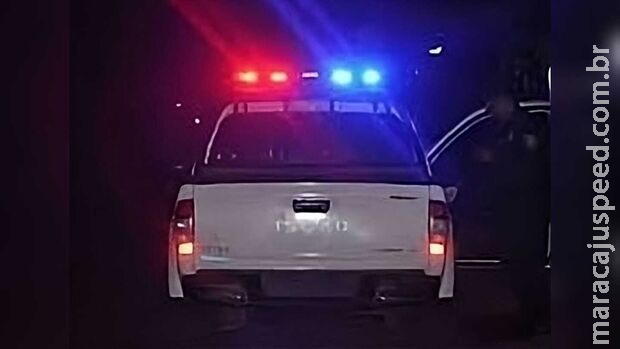 Dois homens e uma mulher são presos atirando para o alto 